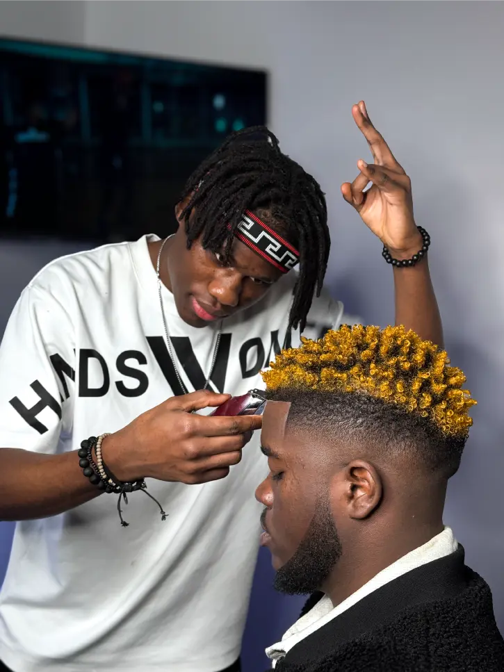 Nell-et-client-au-cheveux-teintées-